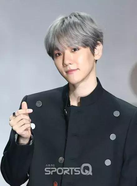 遭记者挖坑？SM新晋SOLO歌手高情商化解危机，深情告白成员……