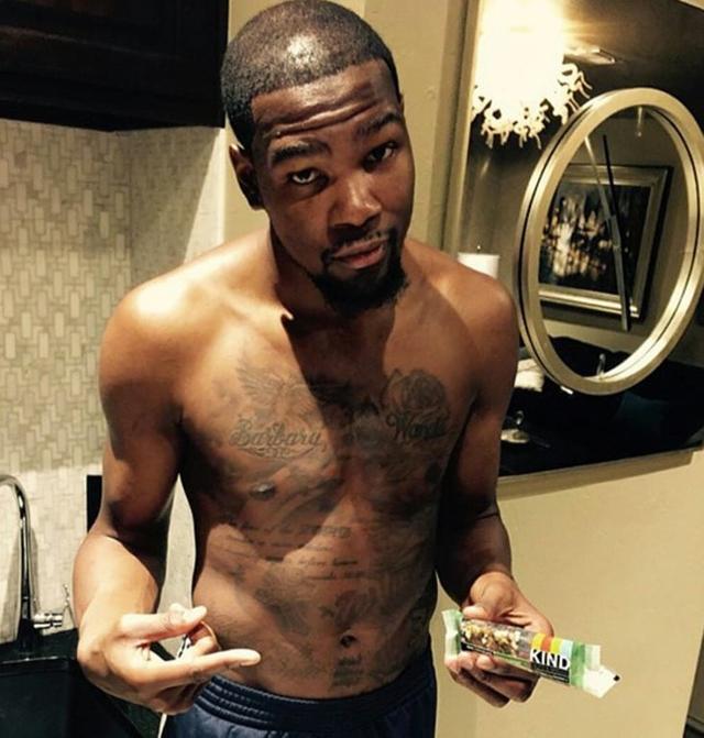 nba球员把球衣穿成紧身衣,nba球员球衣里穿的紧身衣叫什么