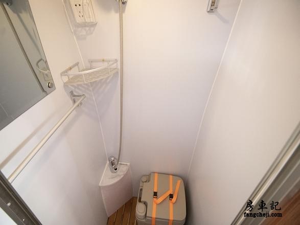 外表普通内装豪华的房车,简约的房车