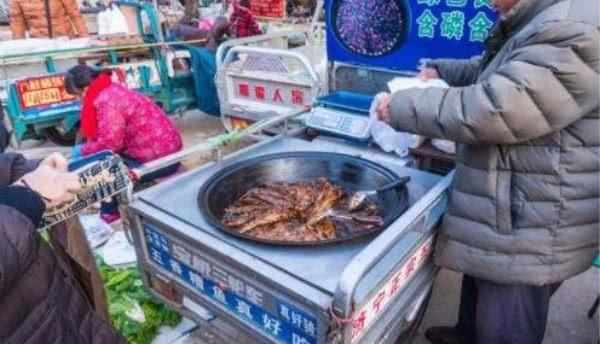 大爷卖小吃路人嫌脏不买,大爷路边卖鱼视频