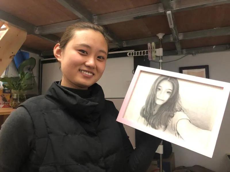 女孩为了还债当上外卖员 (25岁女子替母还债成外卖员)