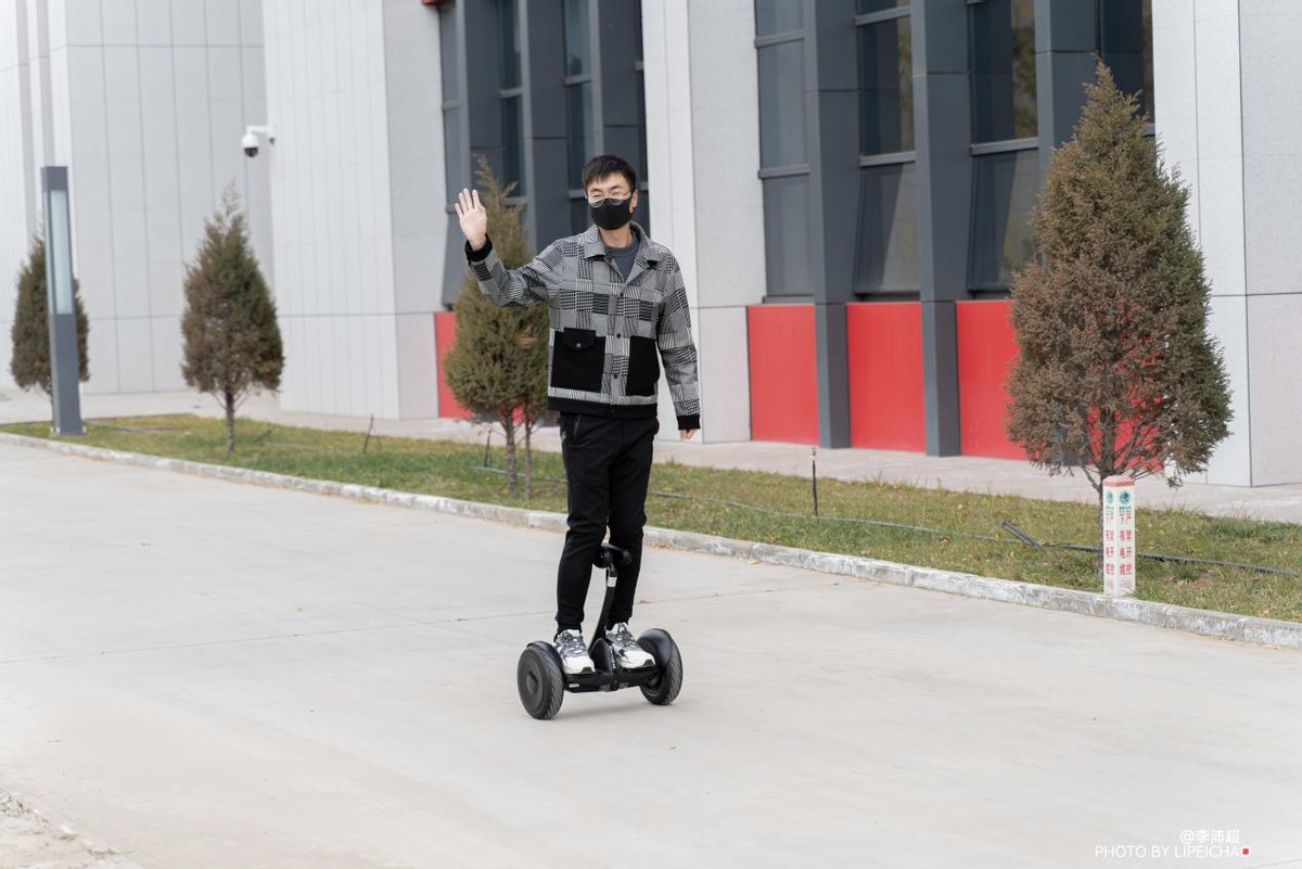 9号平衡车体验:不仅仅是年轻人的酷乐玩具