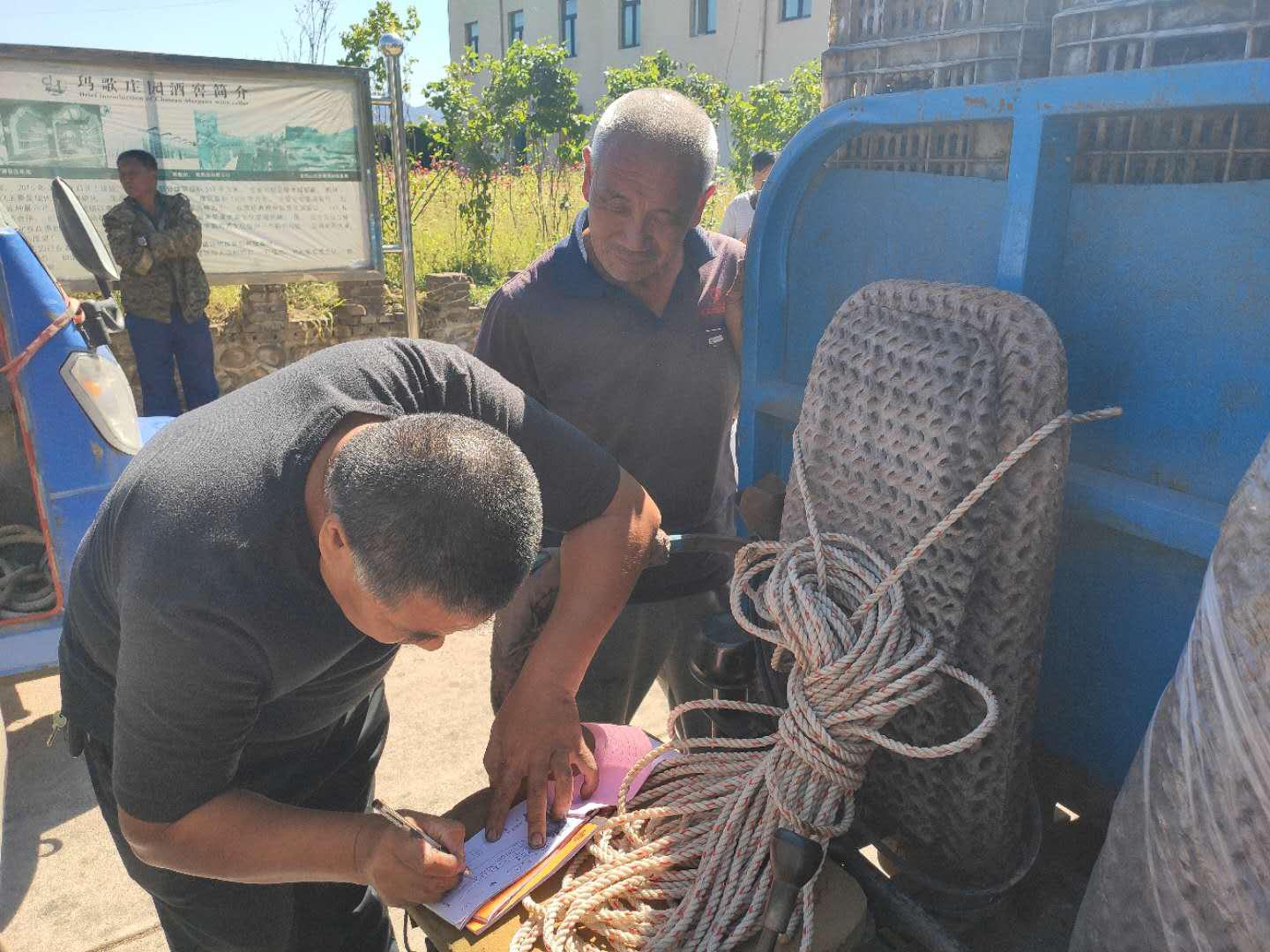 几千亩没人要的“小黑果”，这家葡萄酒厂全包了