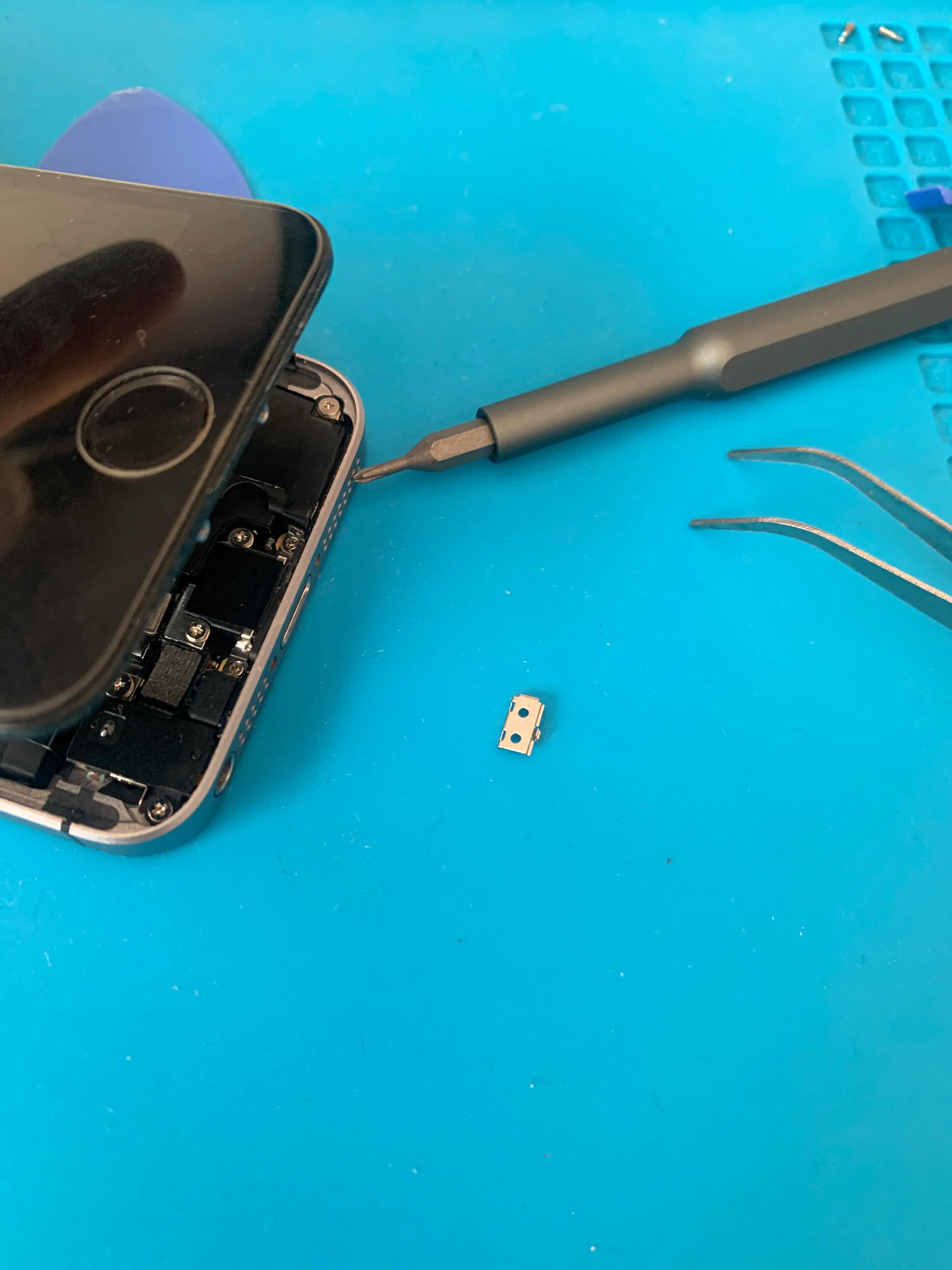 iphone5siphonese,iphonese换电池教程