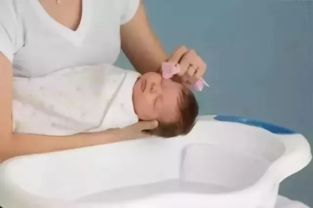 宝宝洗澡哭闹怎么办?3招让宝宝爱上洗澡