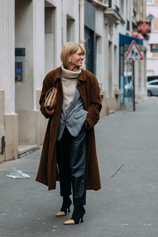 被当做时尚灾难的皮裤,今冬卷土重来成宠儿,没两把刷子不敢试