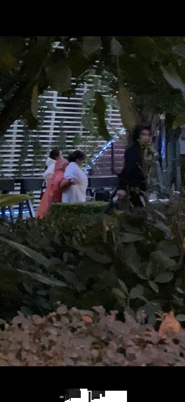 吴宣仪粉丝追着毕雯珺,吴宣仪毕雯珺拍戏