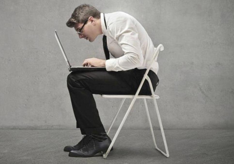 正在毁掉你背部的4个错误生活习惯