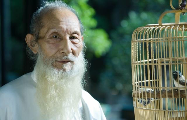 104岁老人身体硬朗坚持一个动作,94岁老人坚持锻炼身体