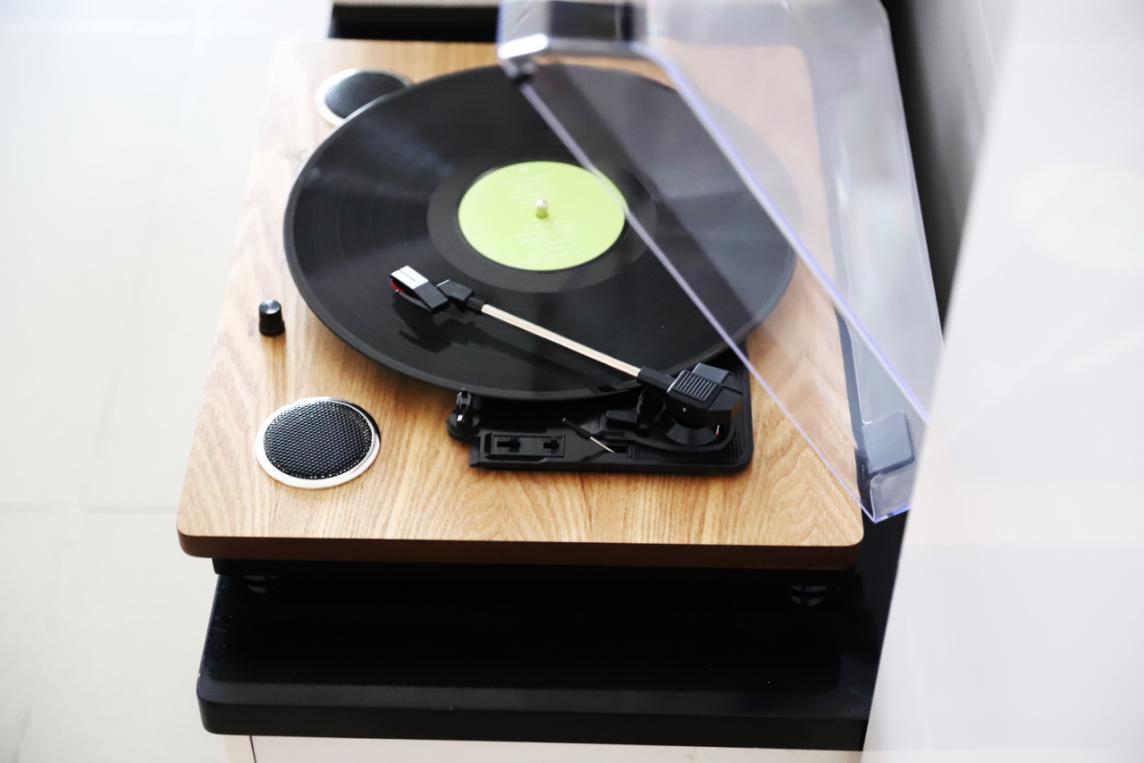 如何挑选一款性价比高的黑胶唱片机？看完这几点就懂了