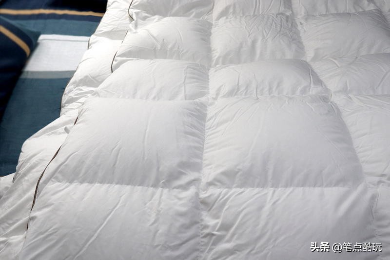 冬天里的轻薄暖被窝:网易严选95%白鹅绒冬被,保暖不闷睡得香