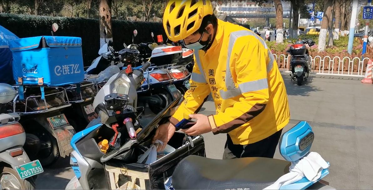 外卖小哥,用车轮温暖着昆明