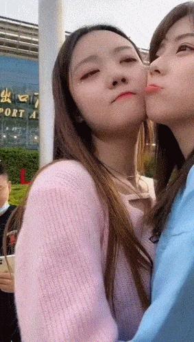 妹妹因为压力大哭了很久怎么安慰,妹妹受伤疼痛难忍姐姐心疼