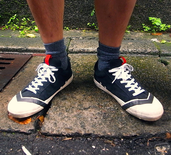 买帆布鞋要买大一号吗,vans和匡威哪双鞋适合入手