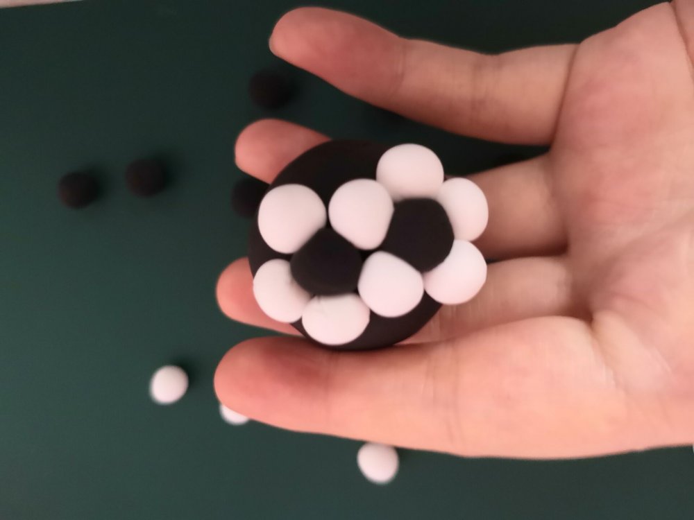 足球场景黏土作品教程,用黏土做的足球放在什么上好看