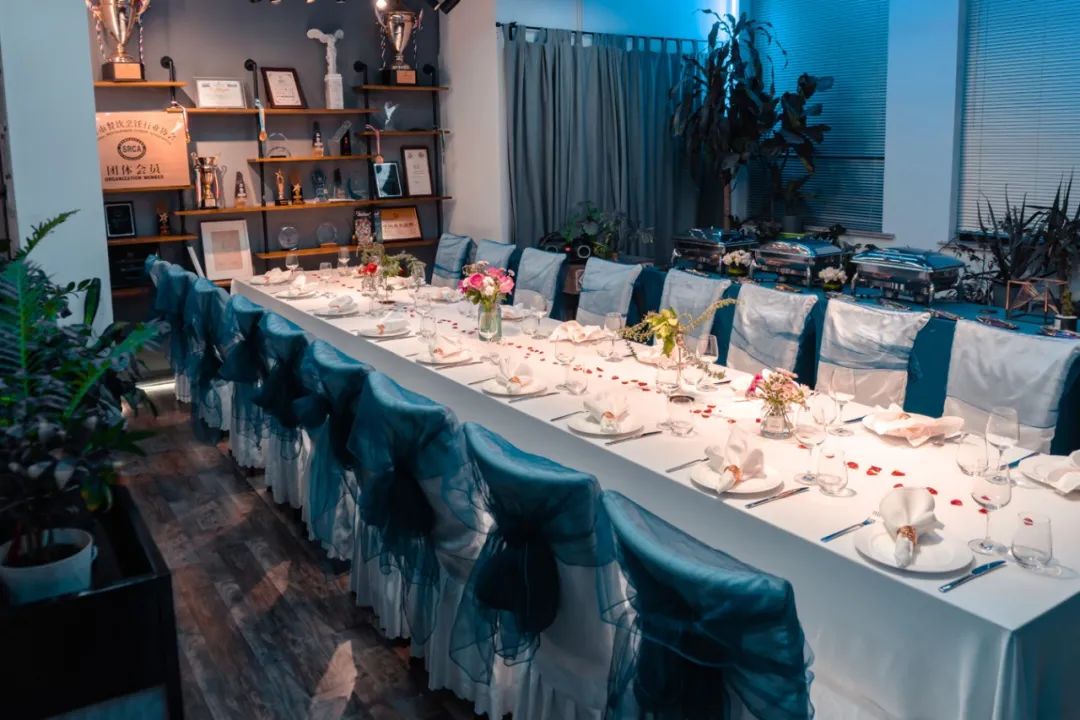 西餐餐桌布置教程,西餐厅吃饭时的餐桌布置