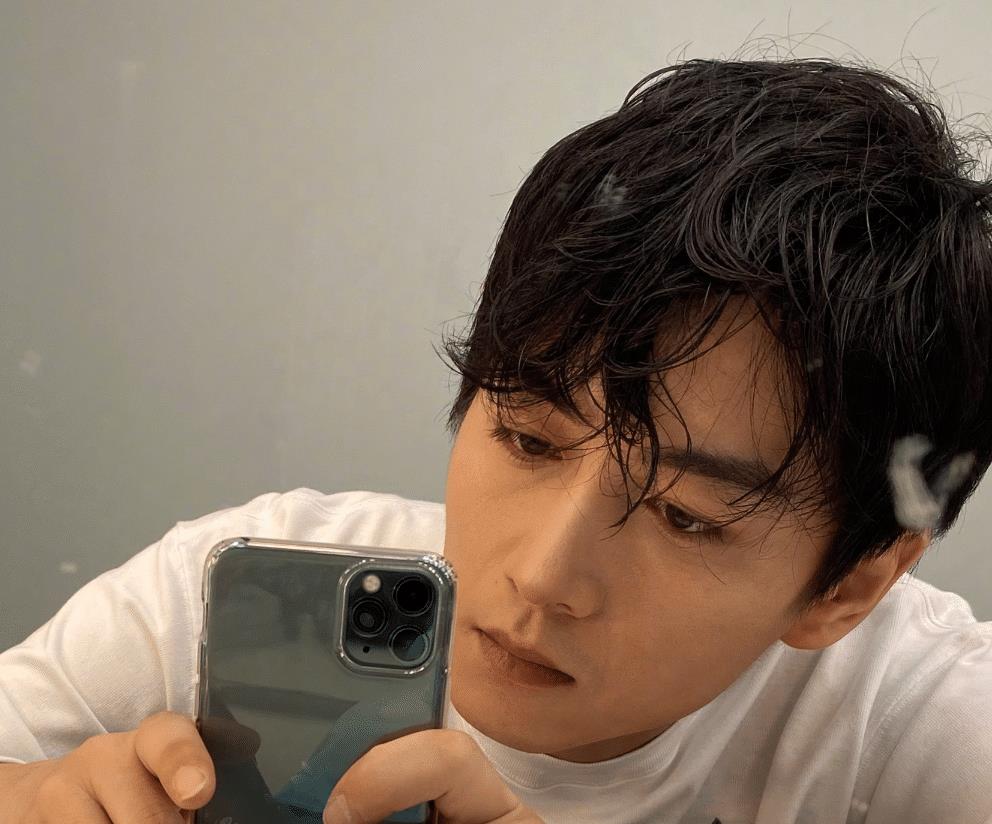 留了胡子反而更帅的男星,刮掉胡子帅到爆的男星