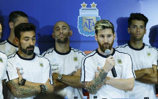 谁说梅西不会倒地过人,谁说梅西不会过人