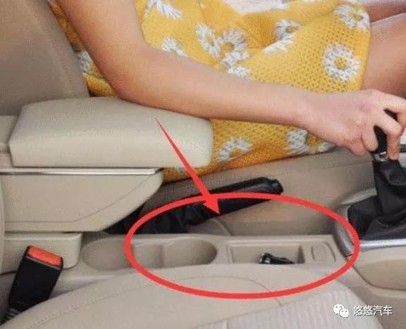 手刹下面有个孔是干嘛用的,汽车手刹旁边有凹槽