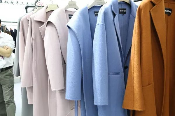 这家服企是博柏利、阿玛尼等大牌的核心供应商，日本人御寒首选他