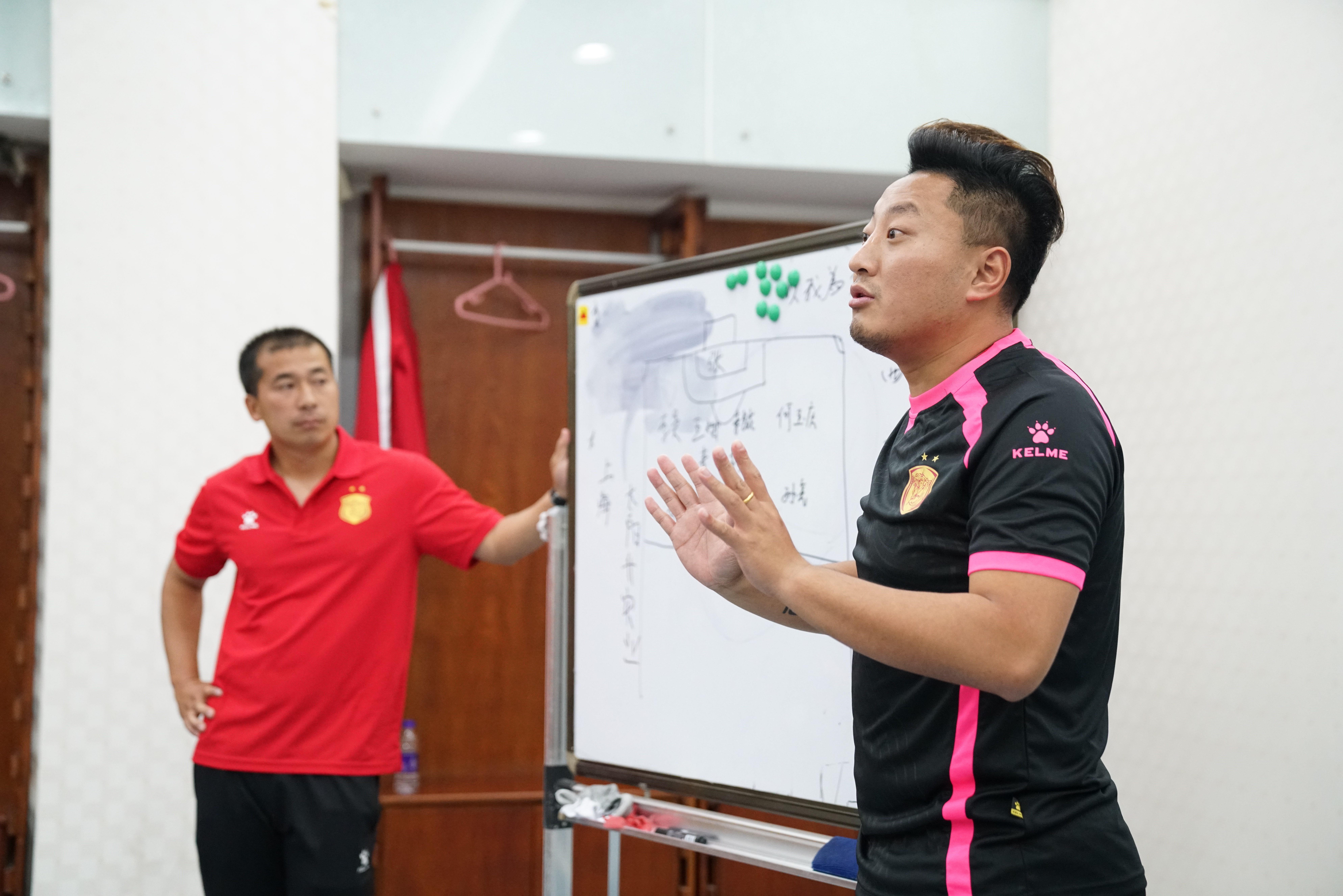 王洪亮与儿子视频,王洪亮足球训练