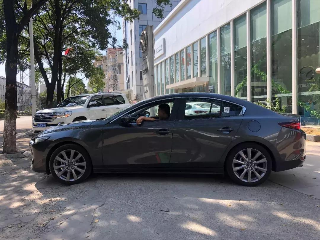 全新马自达三试驾,试驾全新马自达3两厢版视频