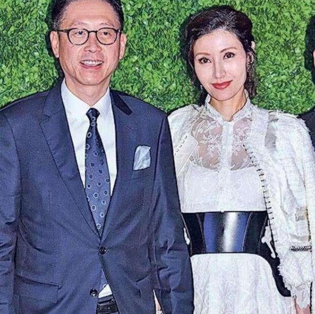 何超琼左右脸法令纹不对称吗,赌王女儿何超琼央视面对面专访