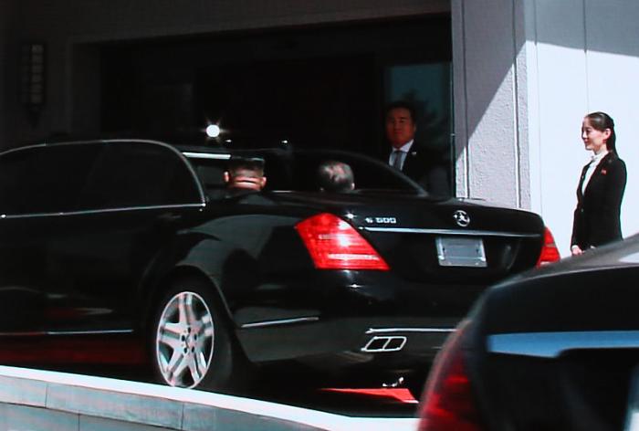 朝鲜街头大奔亮眼，一看是限量版的，每辆约人民币1038万元