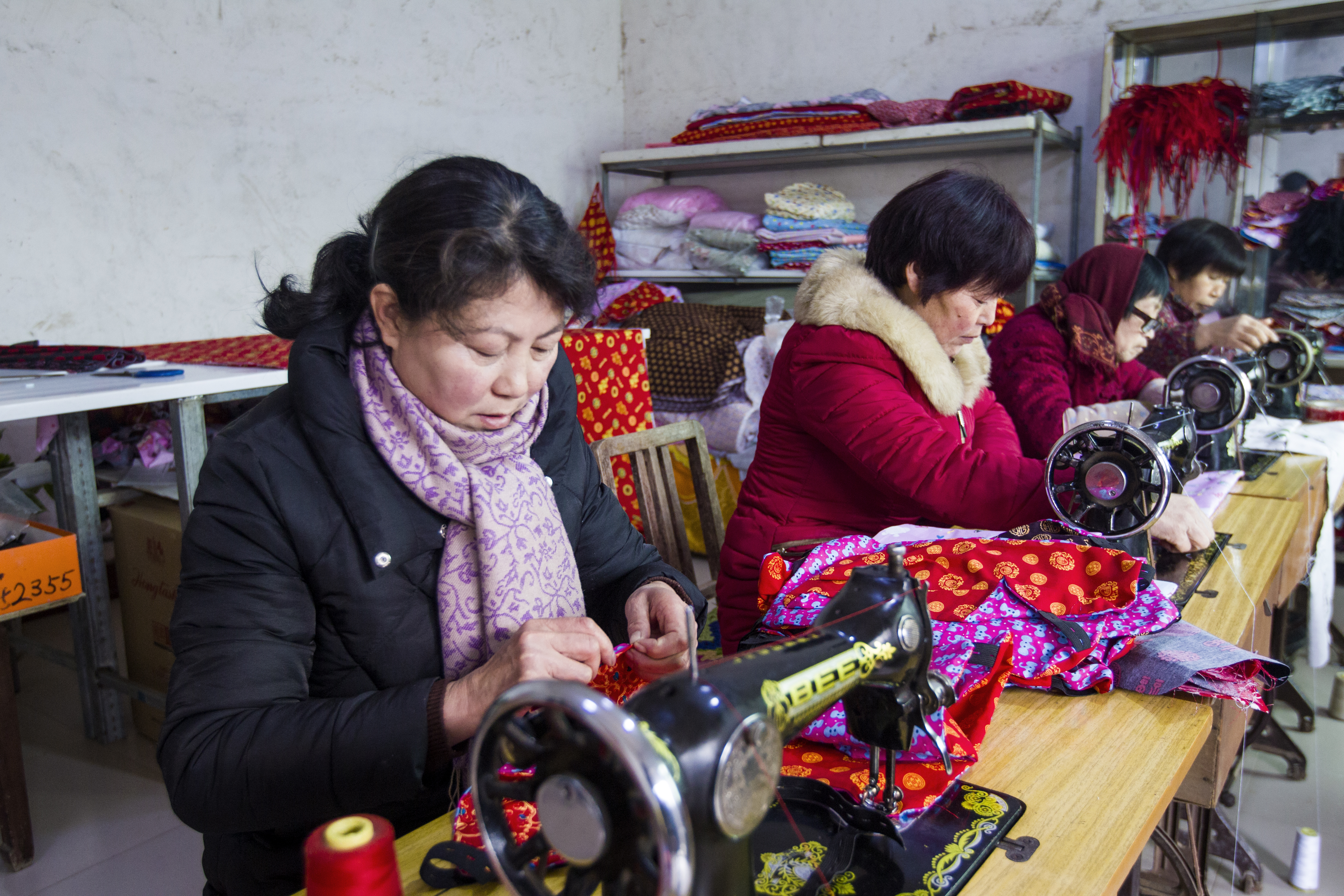 世界冠军母亲带全村留守女儿就业,世界冠军为小女孩圆梦