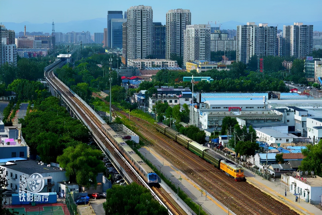 行人车辆请注意火车就要来了,行人车辆请注意火车来了不要抢道