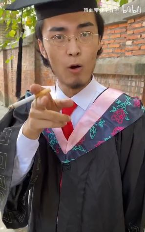 比孙笑川嘴臭、比药水哥真实，他活成了真正的抽象接班人