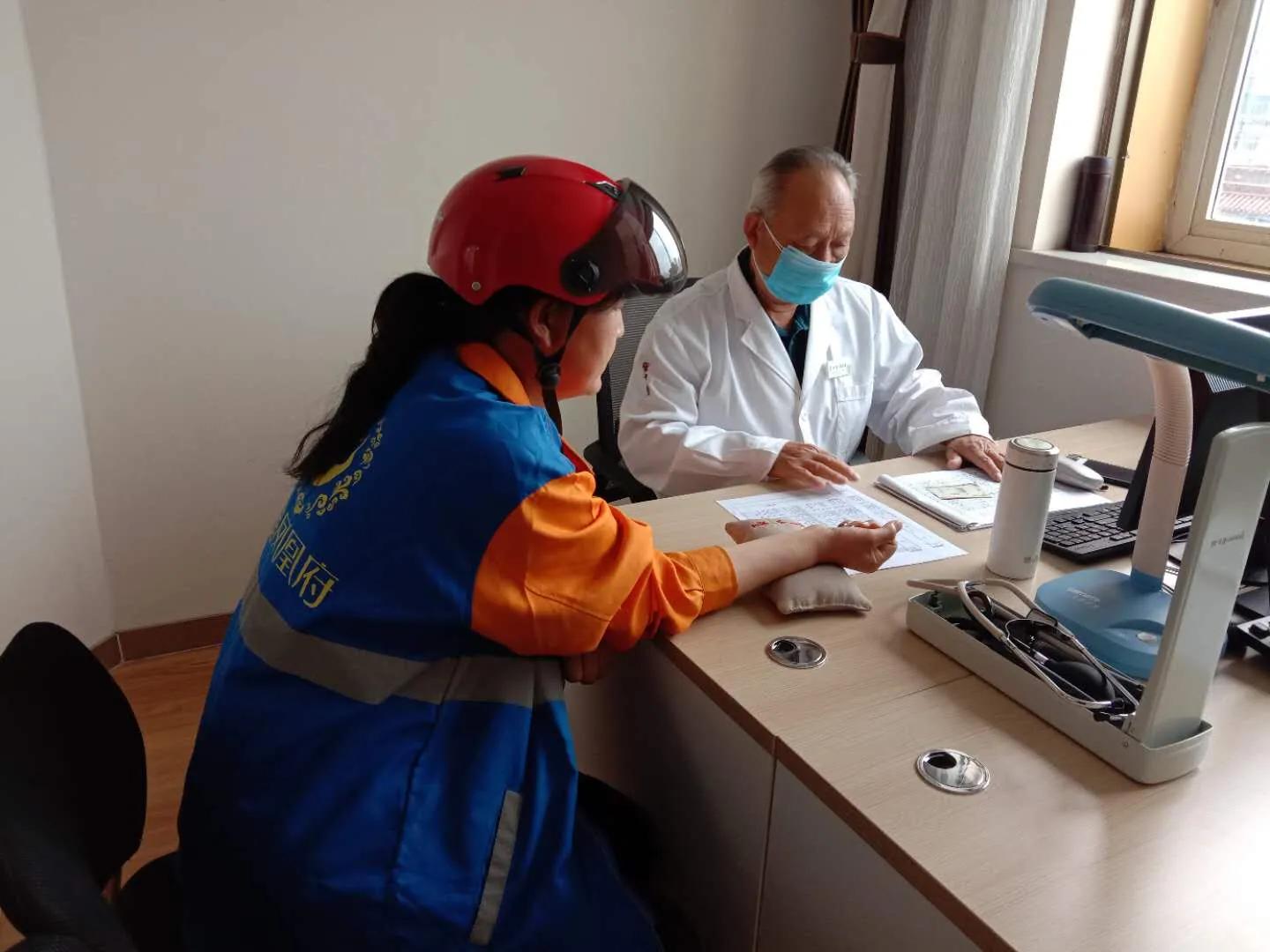 宝中堂中医关爱临汾市环卫工人公益活动进行中.........