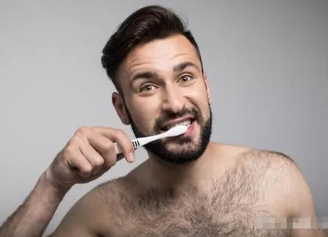 男胸部长毛什么原因引起的,男生胸部长毛是什么原因造成的