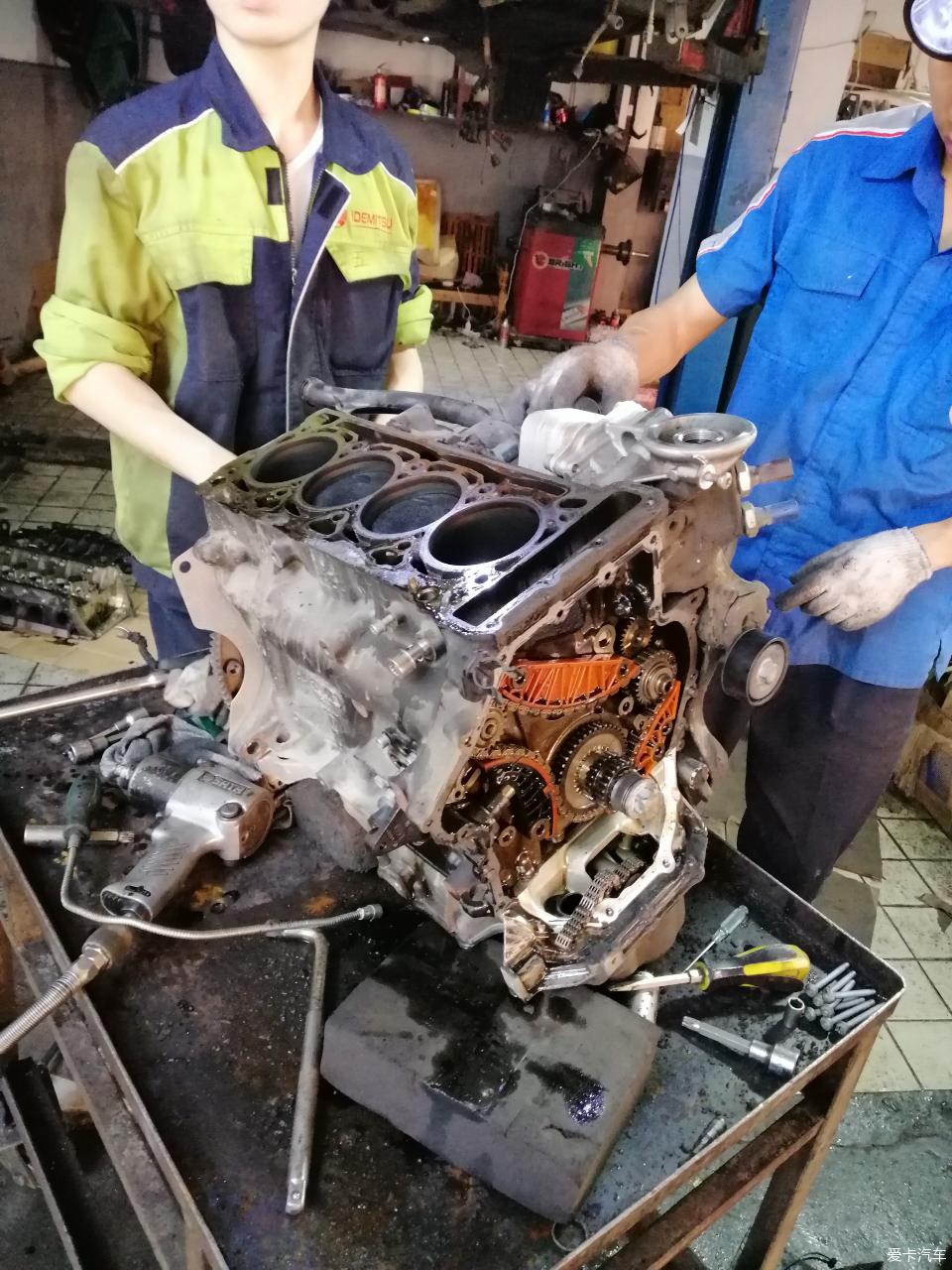 奥迪q32.0t烧机油解决办法,奥迪q31.4发动机烧机油