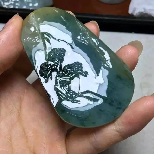 26万翡翠原石切出35条手镯,翡翠原石砍价现场切出帝王绿