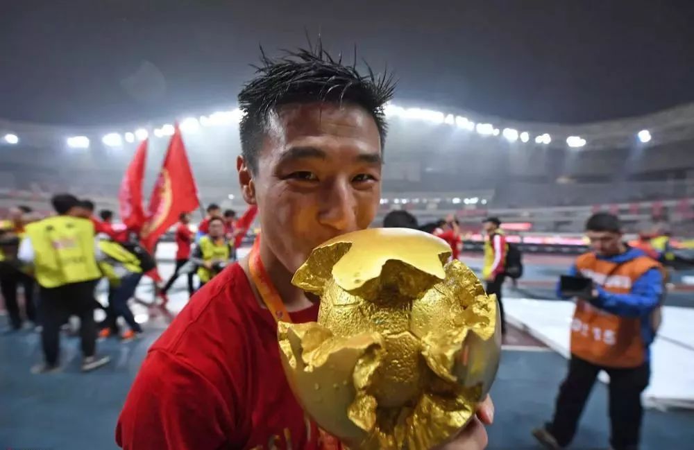 安抚错过得奖的小球迷，武磊送上签名球衣显人品！