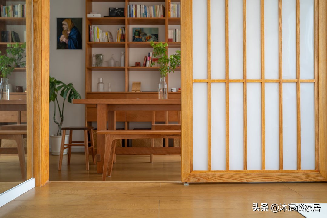 她把家布置得复古又温馨，室内被绿植环绕，这样的家，住着真舒服