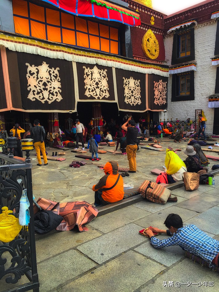 到拉萨大昭寺，除了朝圣，还可以看到网传仓央嘉措约会的网红餐厅