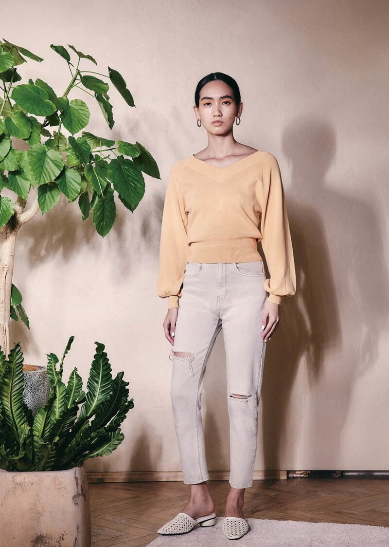 米色裤子怎样搭配才好看,米色裤子如何搭配上衣