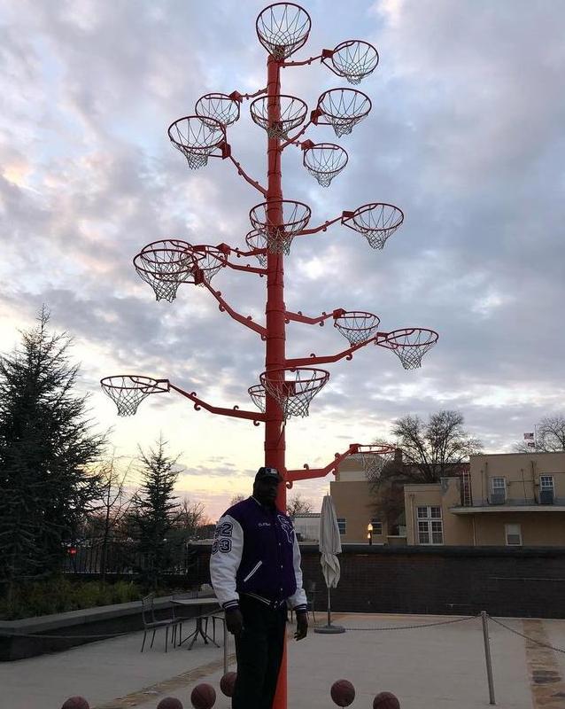 扣碎篮板的场面：乔丹把篮板搞得稀碎，鲨鱼用19个扣坏的筐做成树