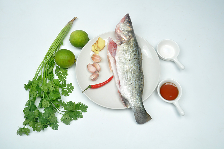 泰式酸辣柠檬鲈鱼,泰国菜柠香蒸鲈鱼