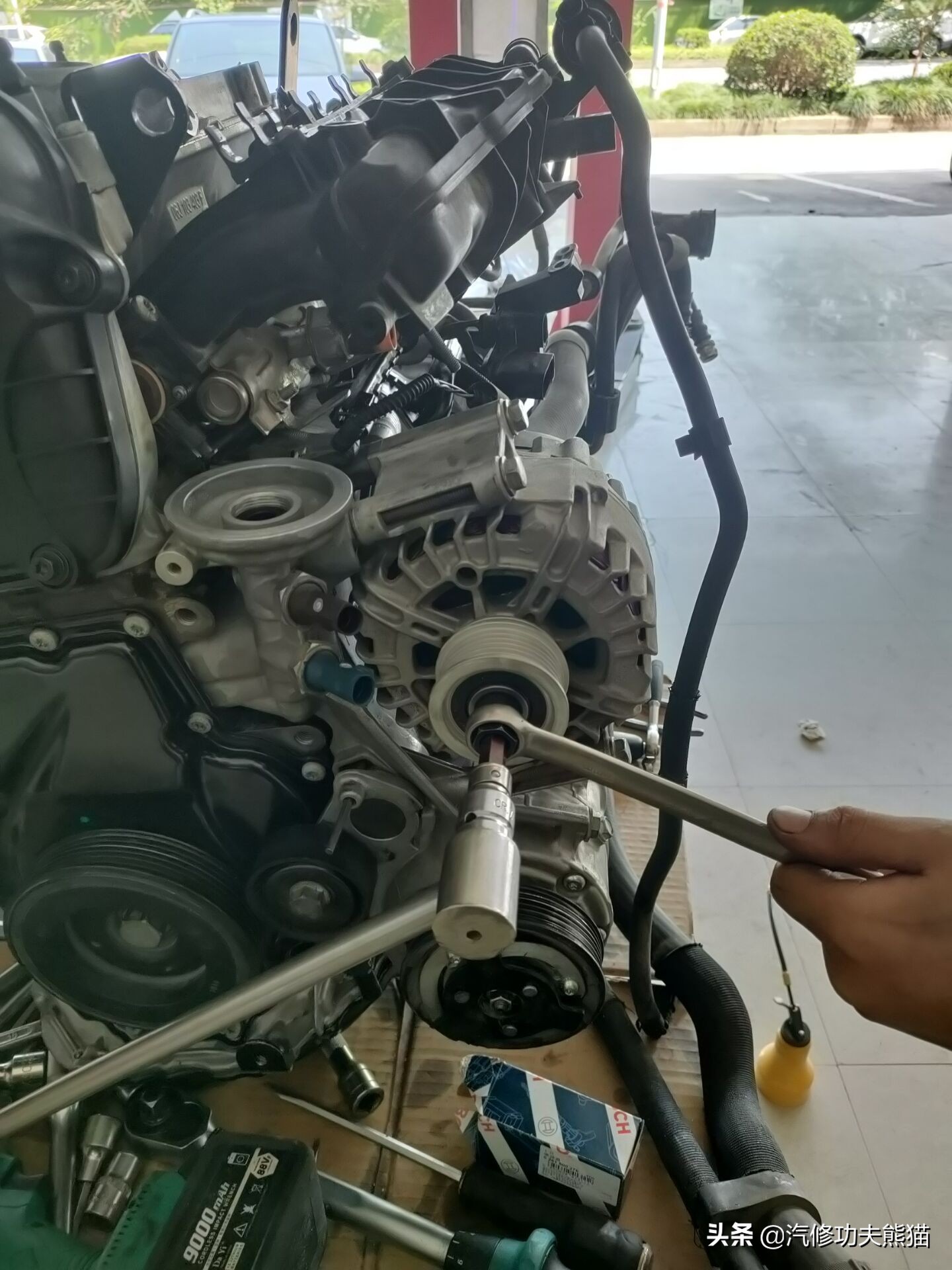 老途观发动机漏油维修,老途观涡轮增压器漏油维修多钱