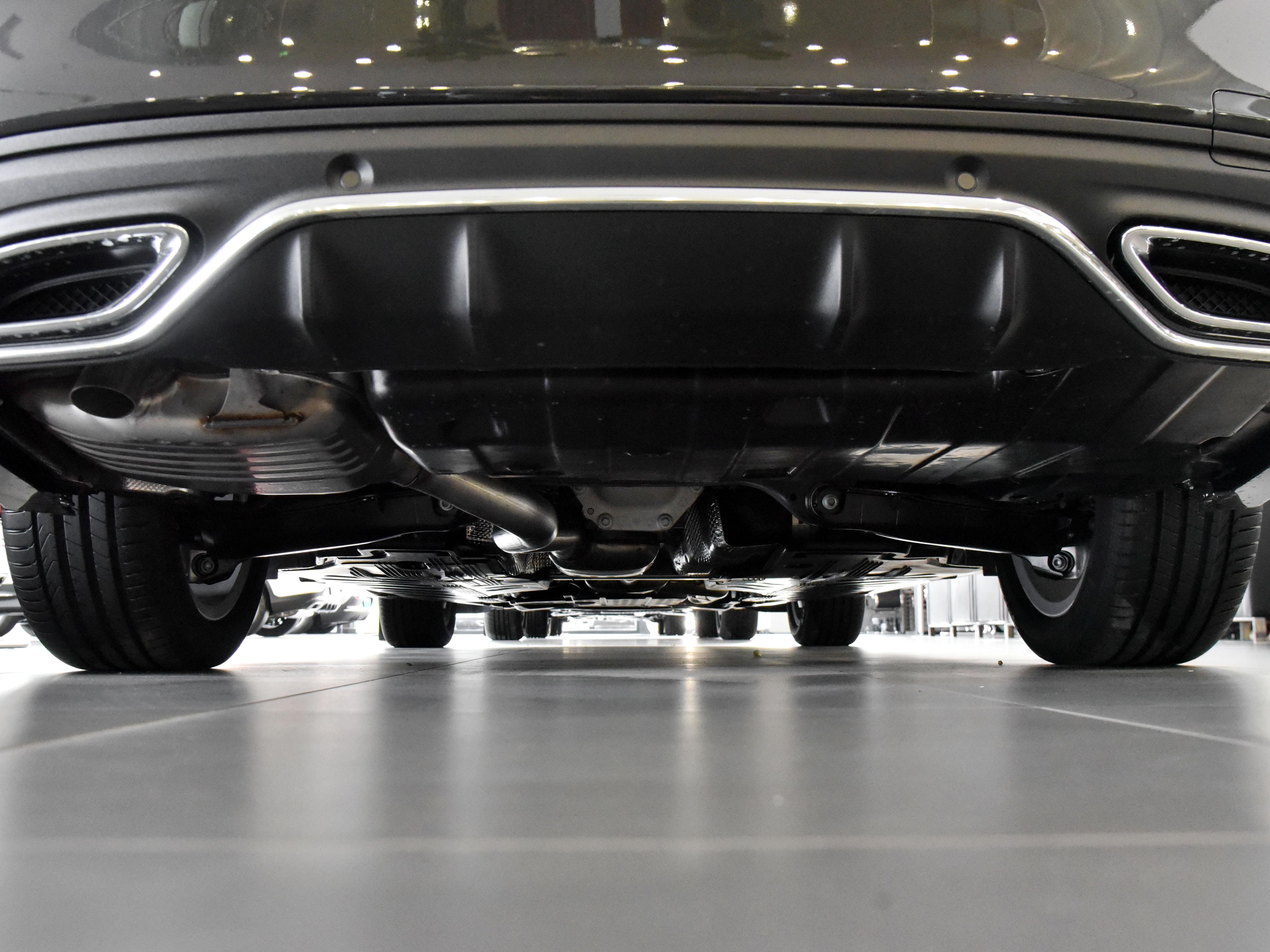 坐着空间大还舒服,开着省油还是豪华品牌,带你看奔驰C级