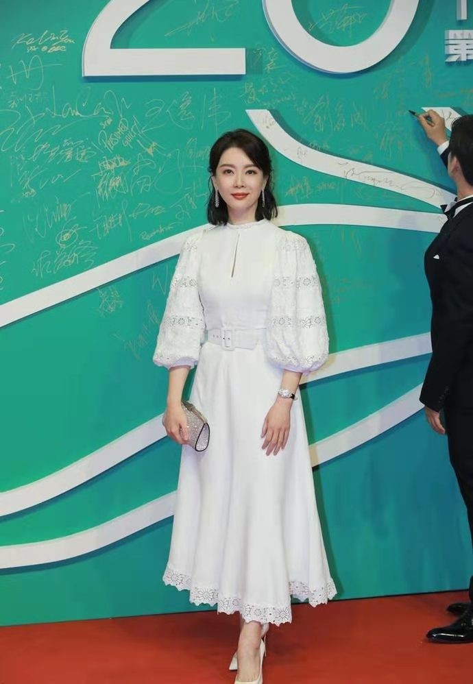 陈数最近高级感穿搭,陈数气质吊带衫薄纱披肩惊艳