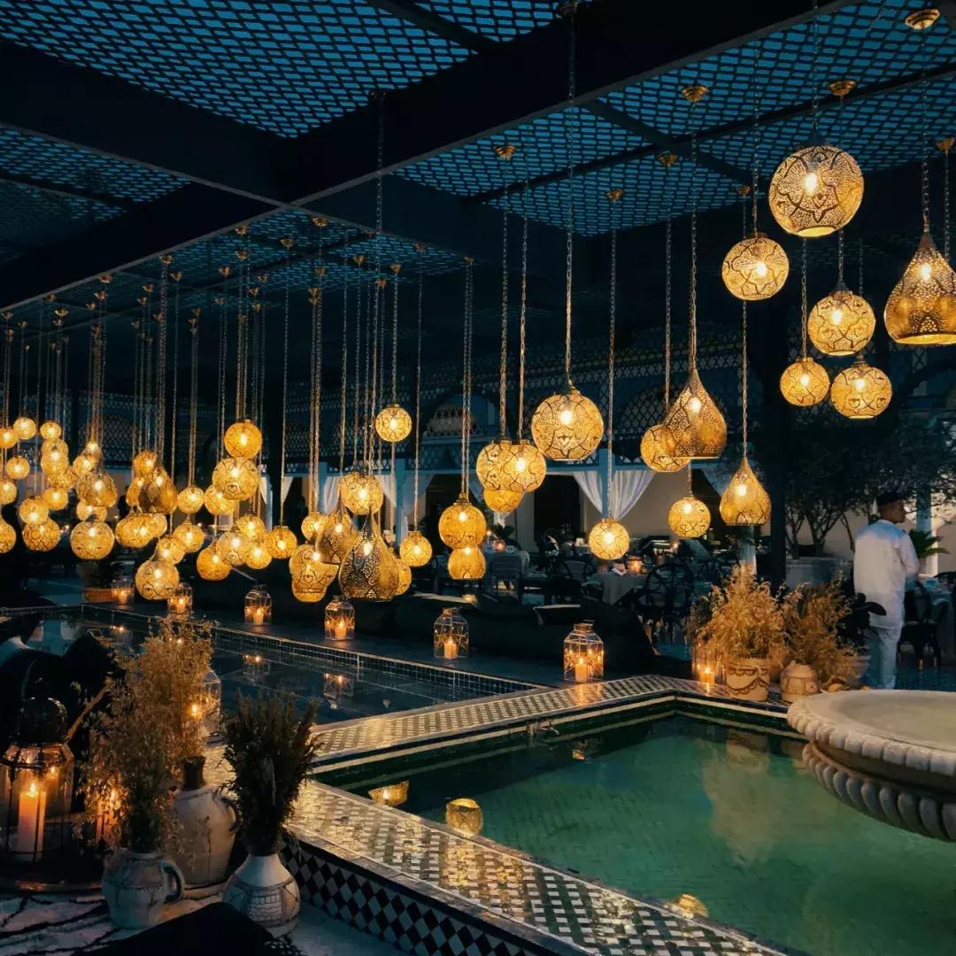 在摩洛哥皇宫，穿拖鞋看秀，是什么体验？