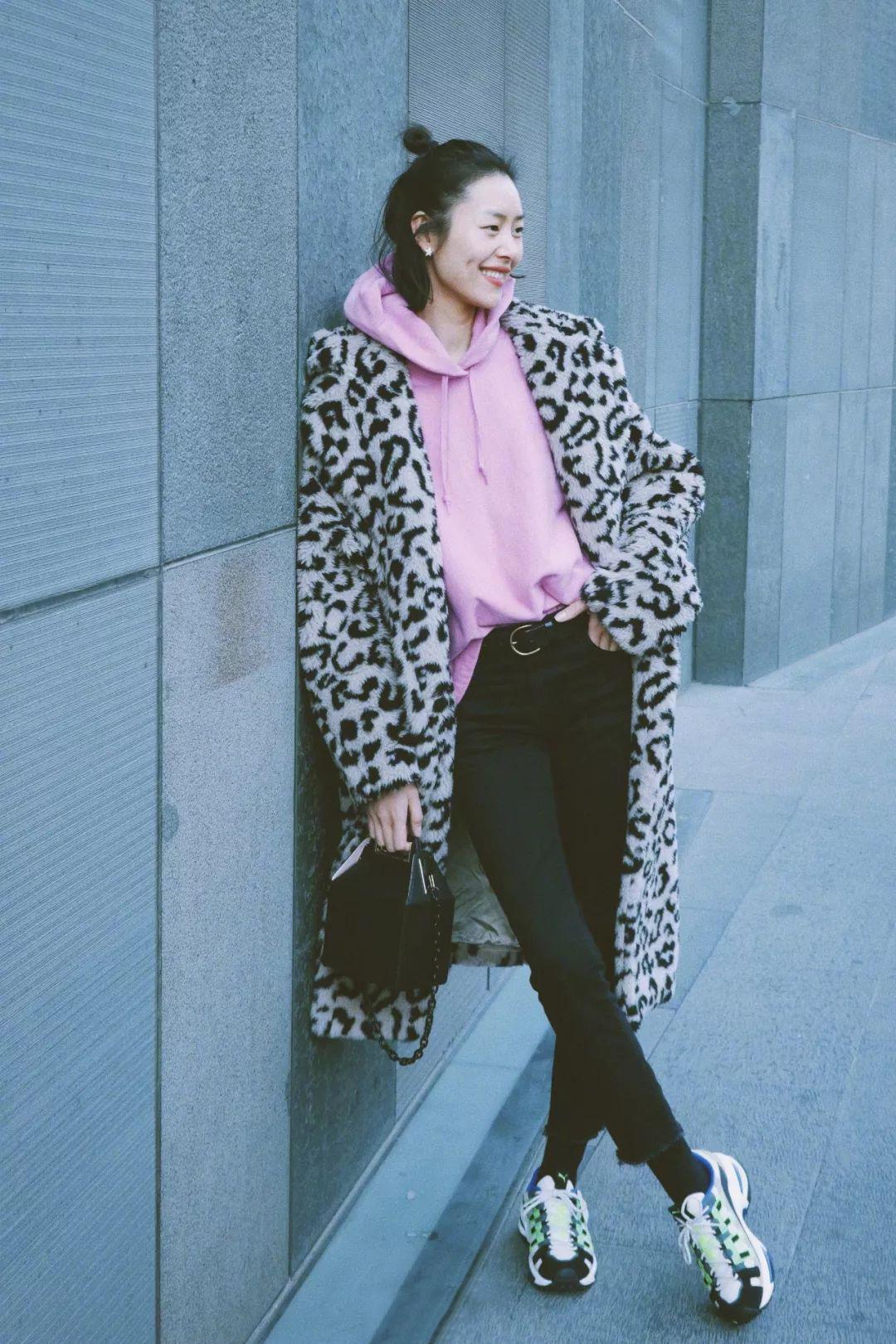 刘雯2021咖色卫衣,彪马黄色卫衣刘雯