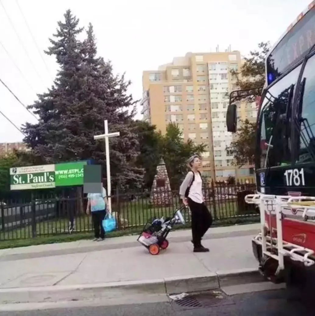 成龙20岁女儿传婚变，清空秀恩爱照片，同性妻子发文称旧照恶心