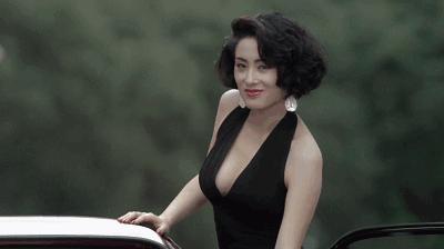 她曾是周星驰电影御用女主角,港片女神周星驰