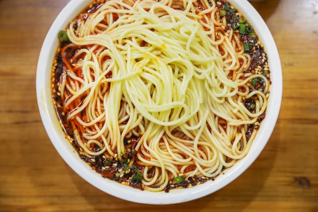 来重庆一定要吃正宗的重庆小面,为什么重庆人天天吃面还不胖