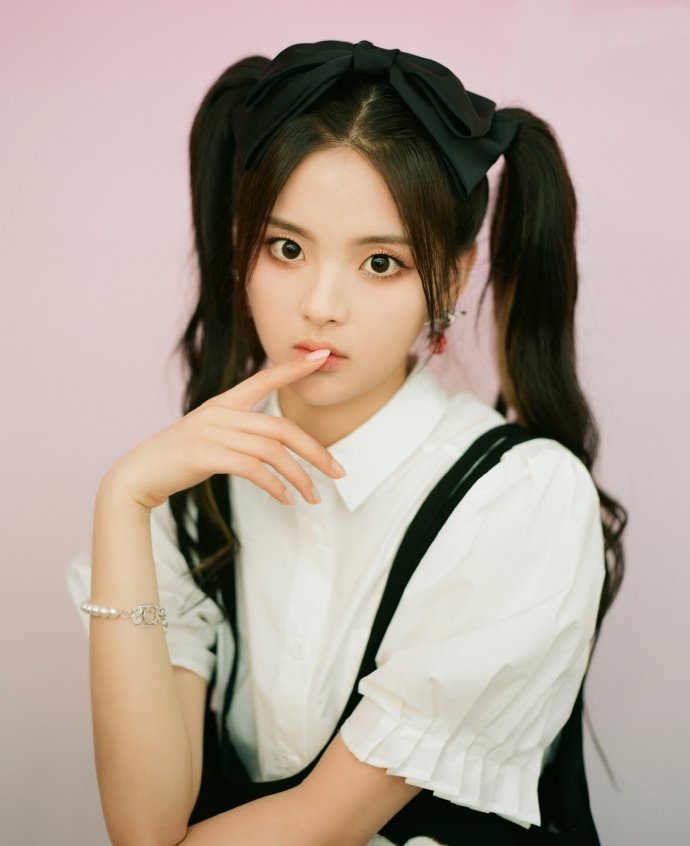 杨超越少女过膝袜,杨超越穿黑色直筒袜